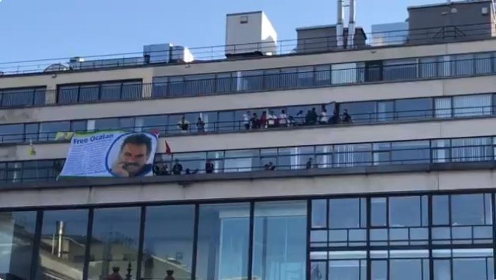 PKK'lılar Paris'te AFP binasına Öcalan posteri astı