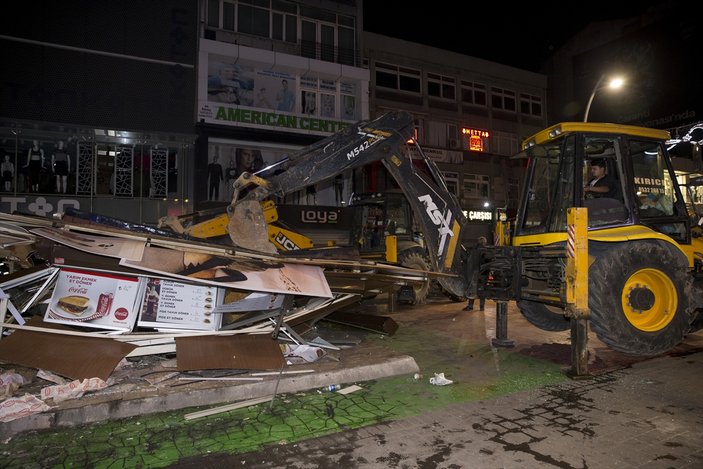Bakırköy'de büfelerin yıkımı sırasında zabıtalara saldırı