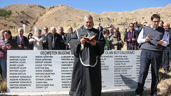 Sivas'ta Ermenilerden atalarının mezarlığında ayin