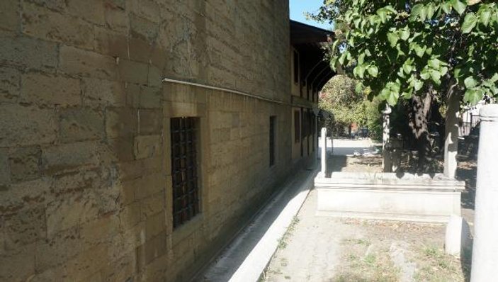 Edirne'de 500 yıllık camiye takılan klimalar söküldü