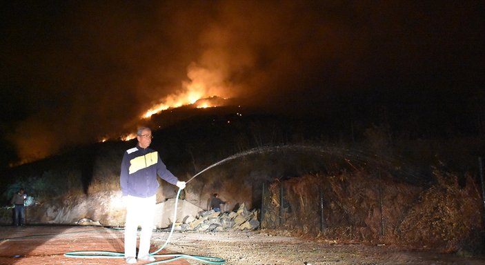 Bodrum'da halk yangından dolayı evinin etrafını suluyor