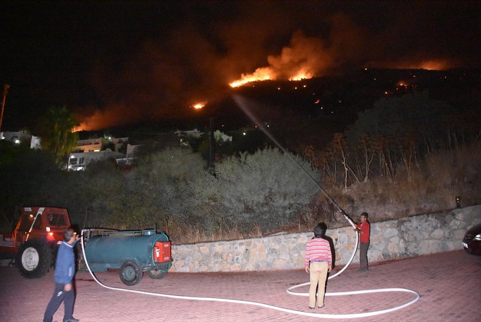 Bodrum'da halk yangından dolayı evinin etrafını suluyor