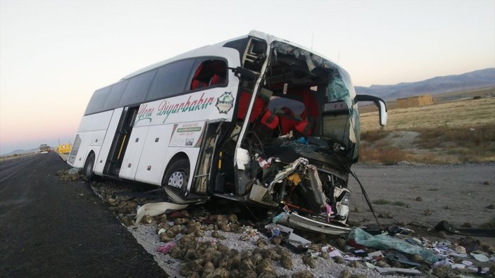 Yolcu otobüsü tır ile çarpıştı: 1 ölü, 20 yaralı
