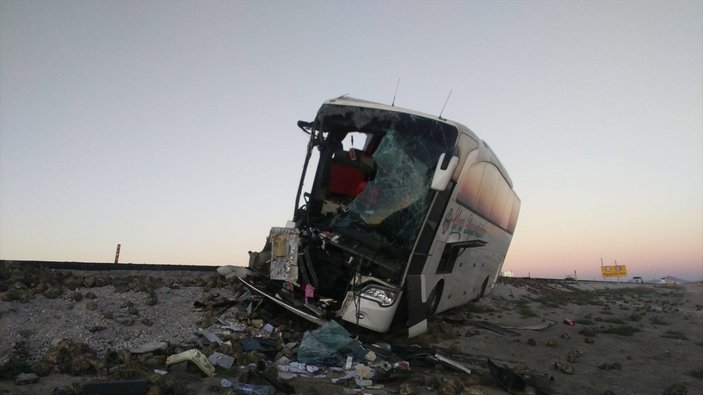 Yolcu otobüsü tır ile çarpıştı: 1 ölü, 20 yaralı