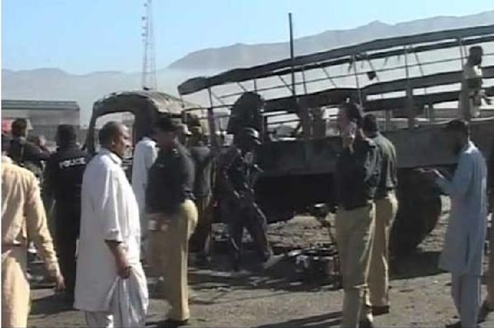 Pakistan'da polislere bombalı saldırı