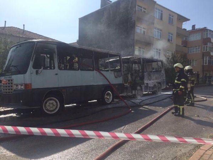 İzmit'te iki minibüs alev alev yandı