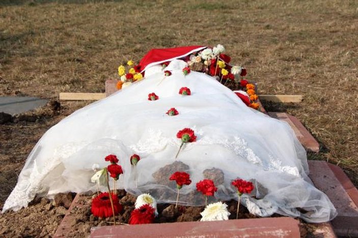 Düğünlerinden 8 gün sonra şehit olan eşinin mezarına gelinliğini serdi