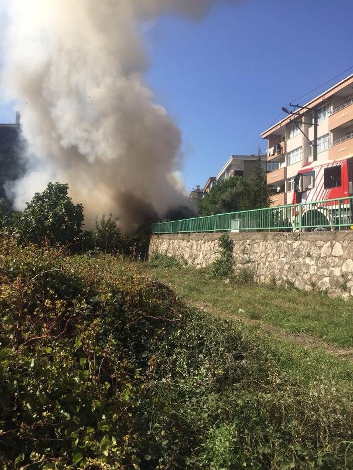 İzmit'te iki minibüs alev alev yandı
