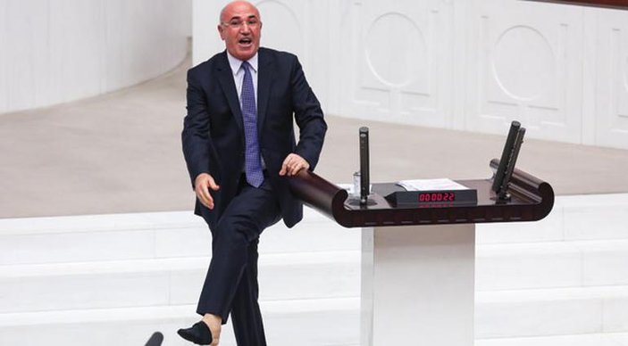 Mahmut Tanal Meclis'te çorabını çıkardı