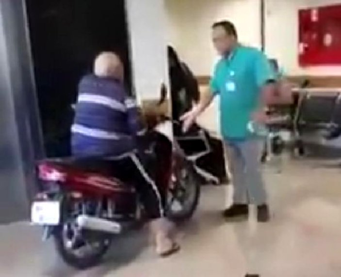 Hatay'da yaşlı adam hastaneye motosikletle girdi