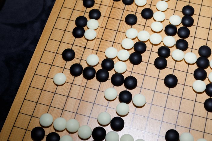 Yapay zeka AlphaGo'nun yeni versiyonu orijinalini yendi