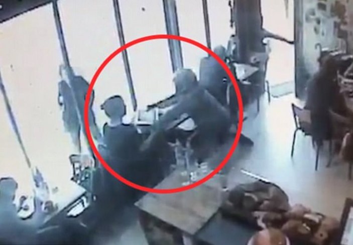 Hırsız restoranda oturan kadının bilgisayarını çaldı