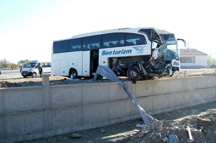 Afyonkarahisar'da tur otobüsü ile TIR çarpıştı: 1 ölü, 23 yaralı