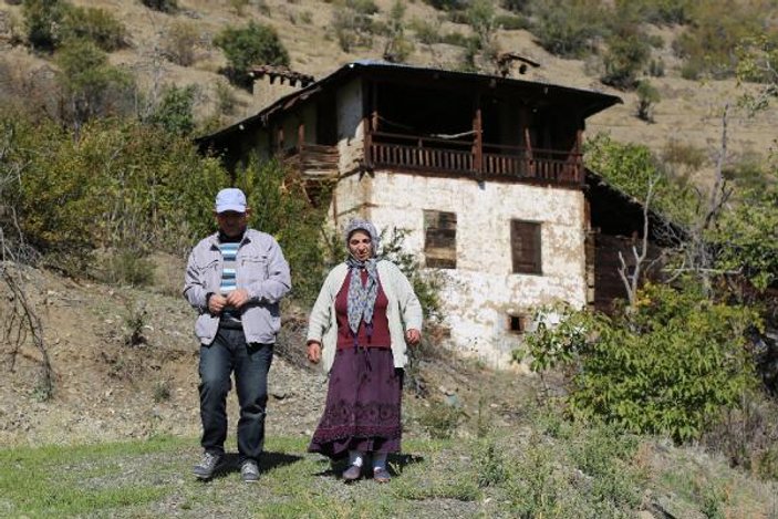 Artvin'de bir aile asırlık köylerini terk etmiyor