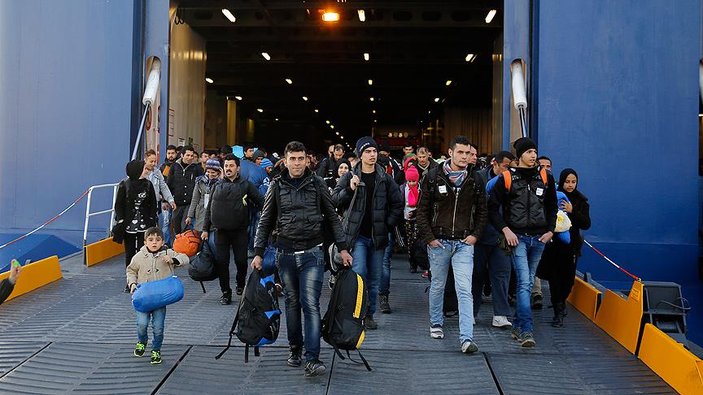 Yunanistan sığınmacıları Atina'ya taşıyor