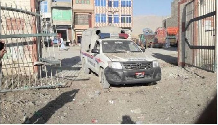 Pakistan'da polis aracına bombalı saldırı