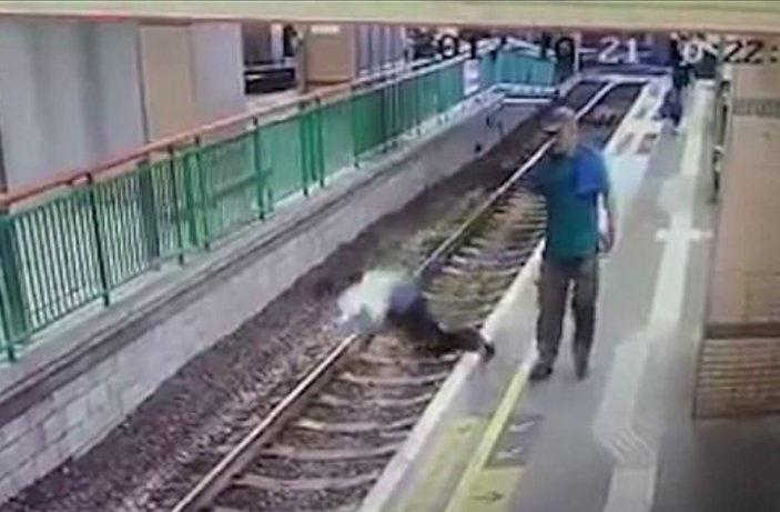 Çin'de bir adam güvenlik görevlisini raylara itti