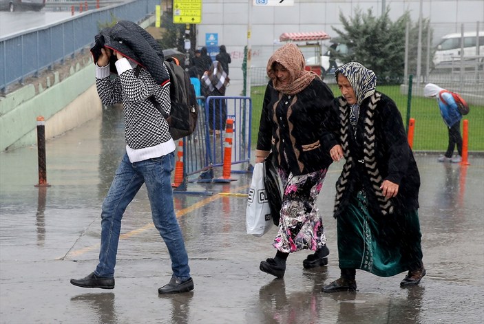 İstanbul'da yağmur etkisini göstermeye başladı
