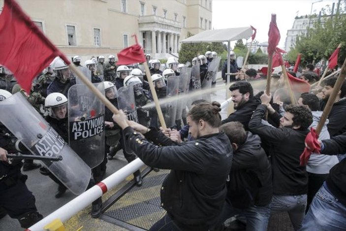 Yunanistan'da polislerden göstericilere sert müdahale