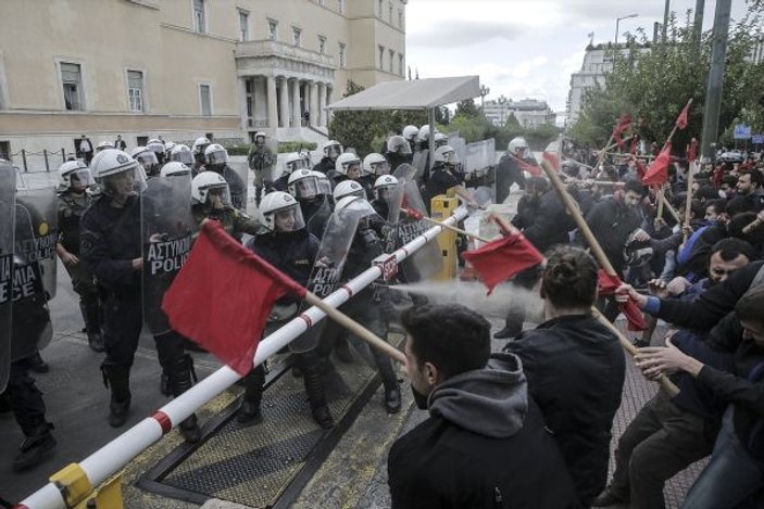 Yunanistan'da polislerden göstericilere sert müdahale