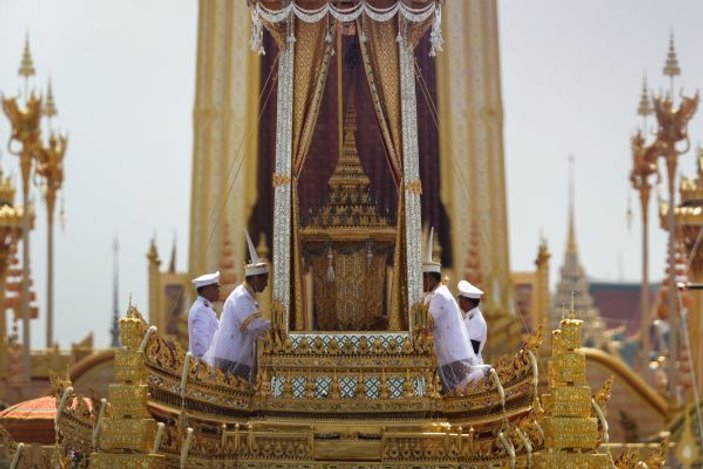 Tayland eski kralına ağlıyor