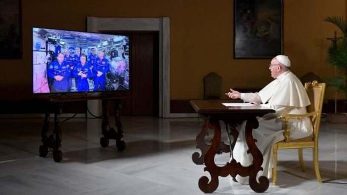 Papa uzay istasyonundaki astronotlarla konuştu
