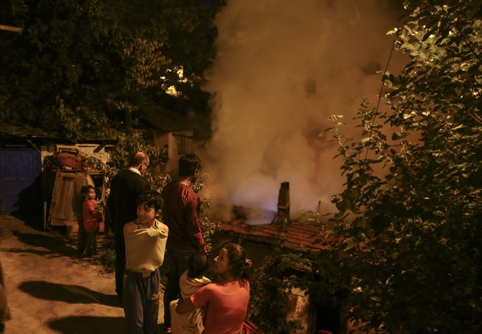 Ankara'da yangın: 2 katlı bina kullanılmaz hale geldi