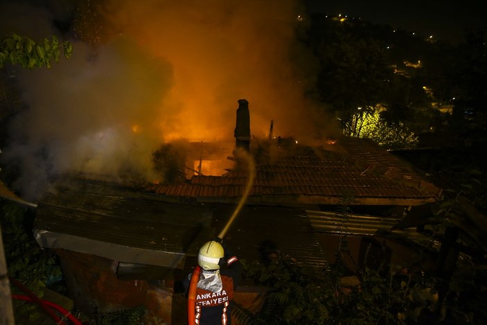 Ankara'da yangın: 2 katlı bina kullanılmaz hale geldi