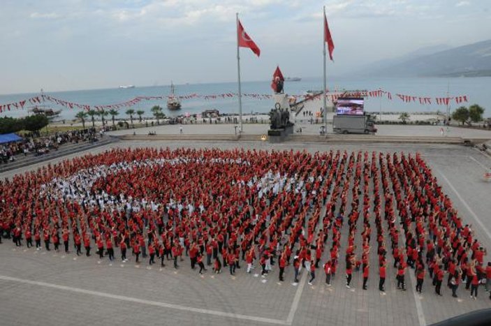 1923 gönüllü Türk bayrağı oluşturdu