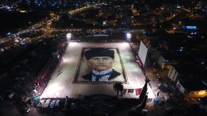 İzmir'de 4 bin kişi Atatürk portresi oluşturdu