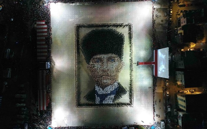 İzmir'de 4 bin kişi Atatürk portresi oluşturdu