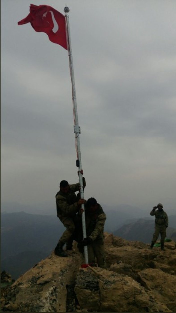 Komandolar Kokozer Dağı'na Türk Bayrağı dikti