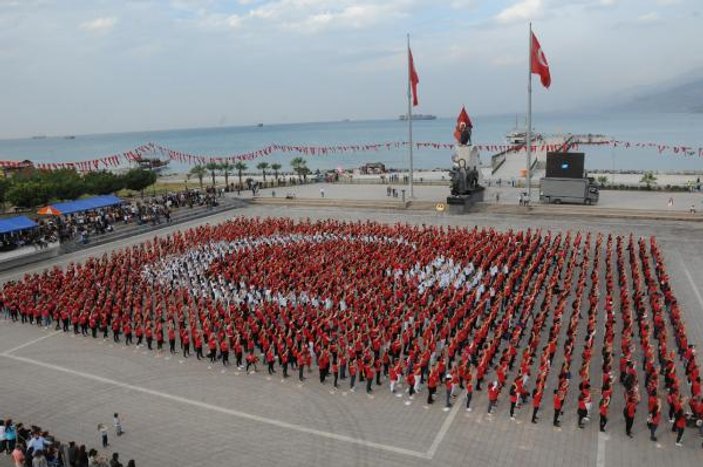 1923 gönüllü Türk bayrağı oluşturdu