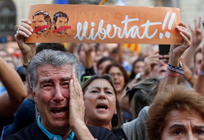 Katalonya hükümeti dağıtılıyor