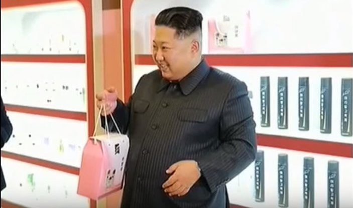 Kim Jong Un eşiyle kozmetik fabrikasını gezdi