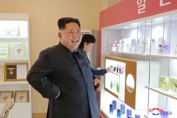 Kim Jong Un eşiyle kozmetik fabrikasını gezdi