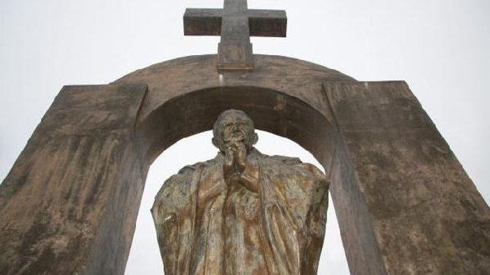 Fransa'da laikliğe zarar veren Papa heykeli kaldırılacak