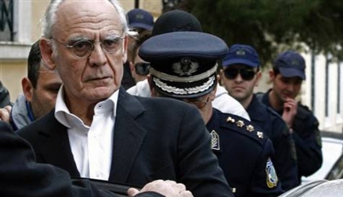 Yunanistan'da eski bakana 19 yıl hapis cezası