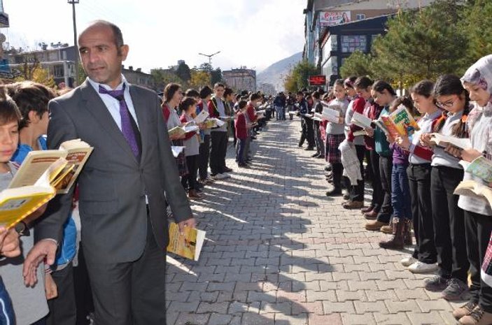 Muş'ta 9 bin öğrenci kaldırımda kitap okudu