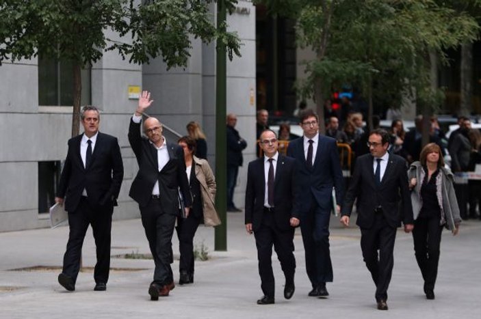 Katalan bakanlar için tutuklama kararı