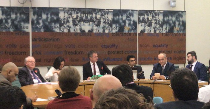 İngiliz Parlamentosu'nda konuşan FETÖ'cülere protesto