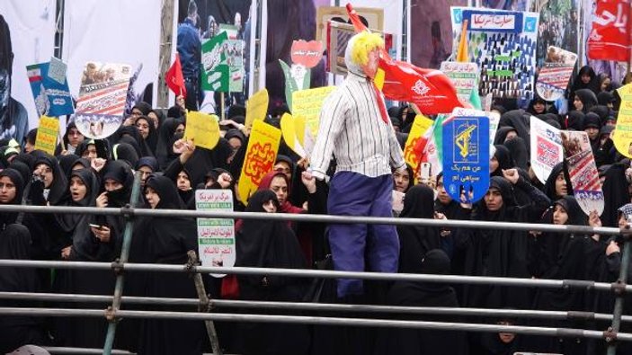 İran'da ABD bayrağı yakıldı