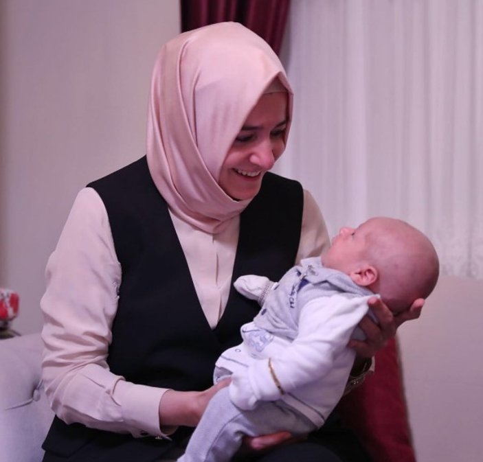 Bakan Kaya, 15 Temmuz Gazisinin bebeğini ziyaret etti
