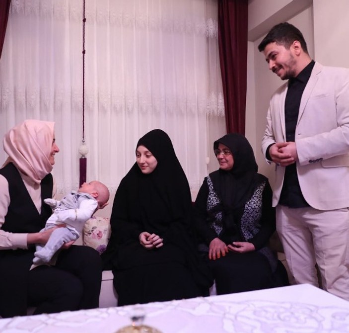 Bakan Kaya, 15 Temmuz Gazisinin bebeğini ziyaret etti