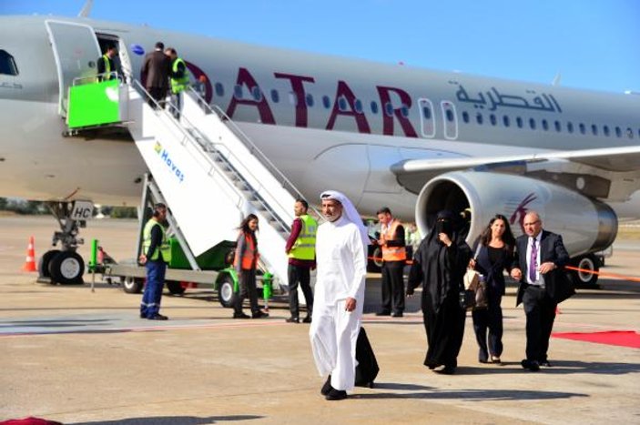 Katar uçağı 'su takı' ile karşılandı
