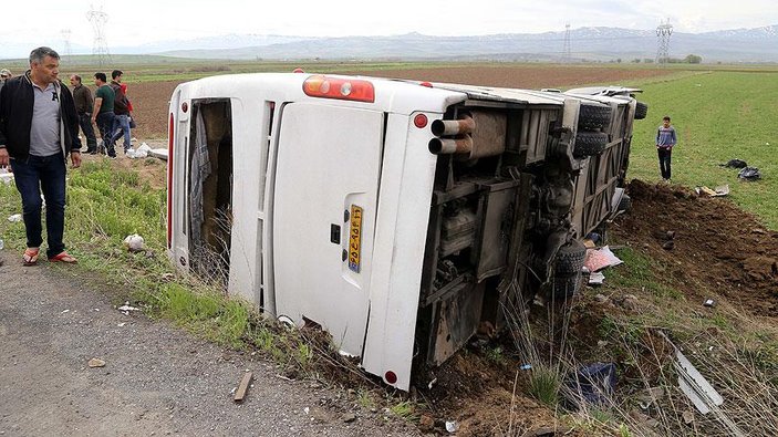 İran'da yolcu otobüsü devrildi; 13 ölü