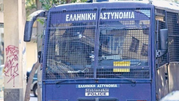 Yunanistan'da PASOK'a silahlı saldırı