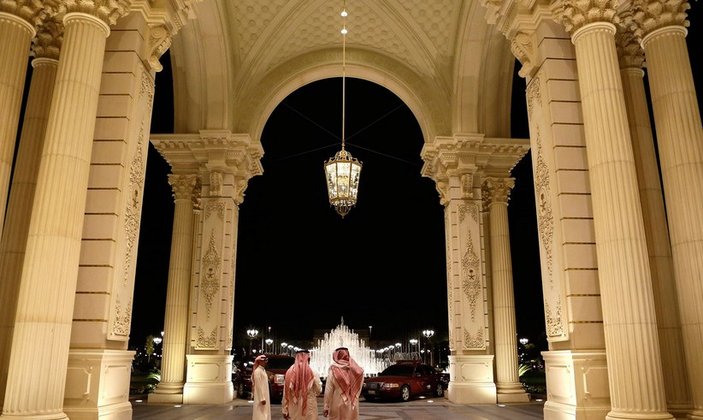 Gözaltındaki Suudi prensleri lüks otelin lobisinde yatırdılar