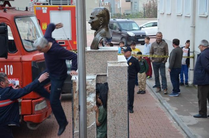 Atatürk büstünde sıkışan öğrenci 5 saatte kurtarıldı