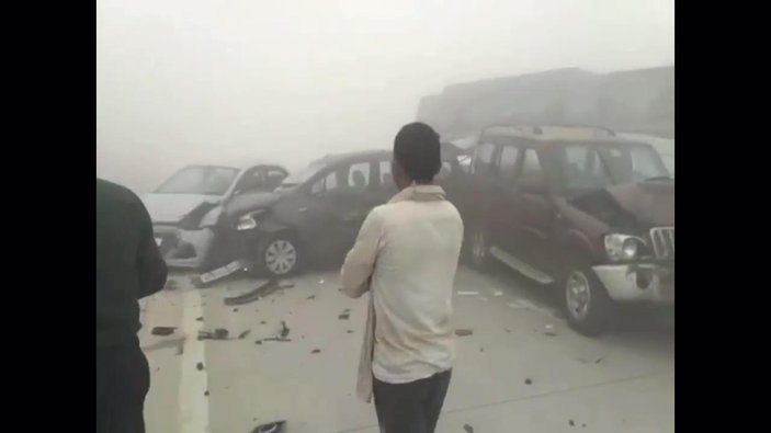 Yeni Delhi'de hava kirliliği zincirleme kazaya neden oldu